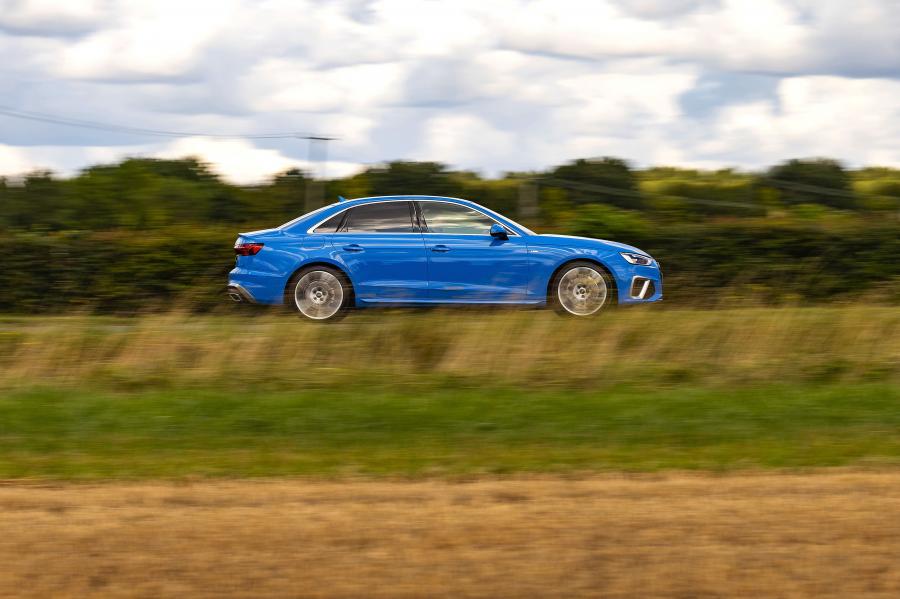  Audi A4 40 TFSI S-Line (B9) 2019 года  (UK) (фото 17 из 31)